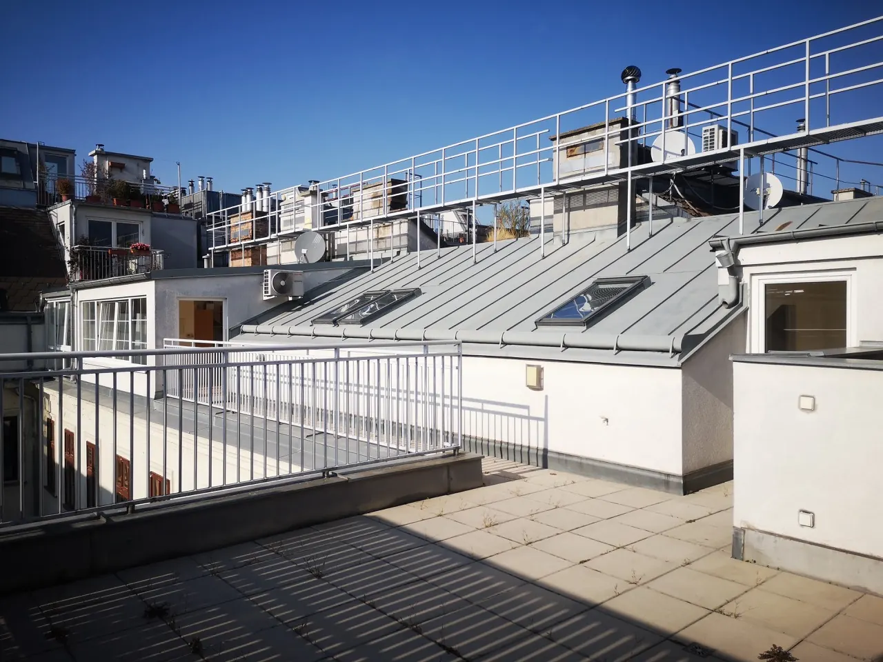 Eigentumswohnung Wien Balkon geländer – Immobilienmakler Wien | IZY Immobilien