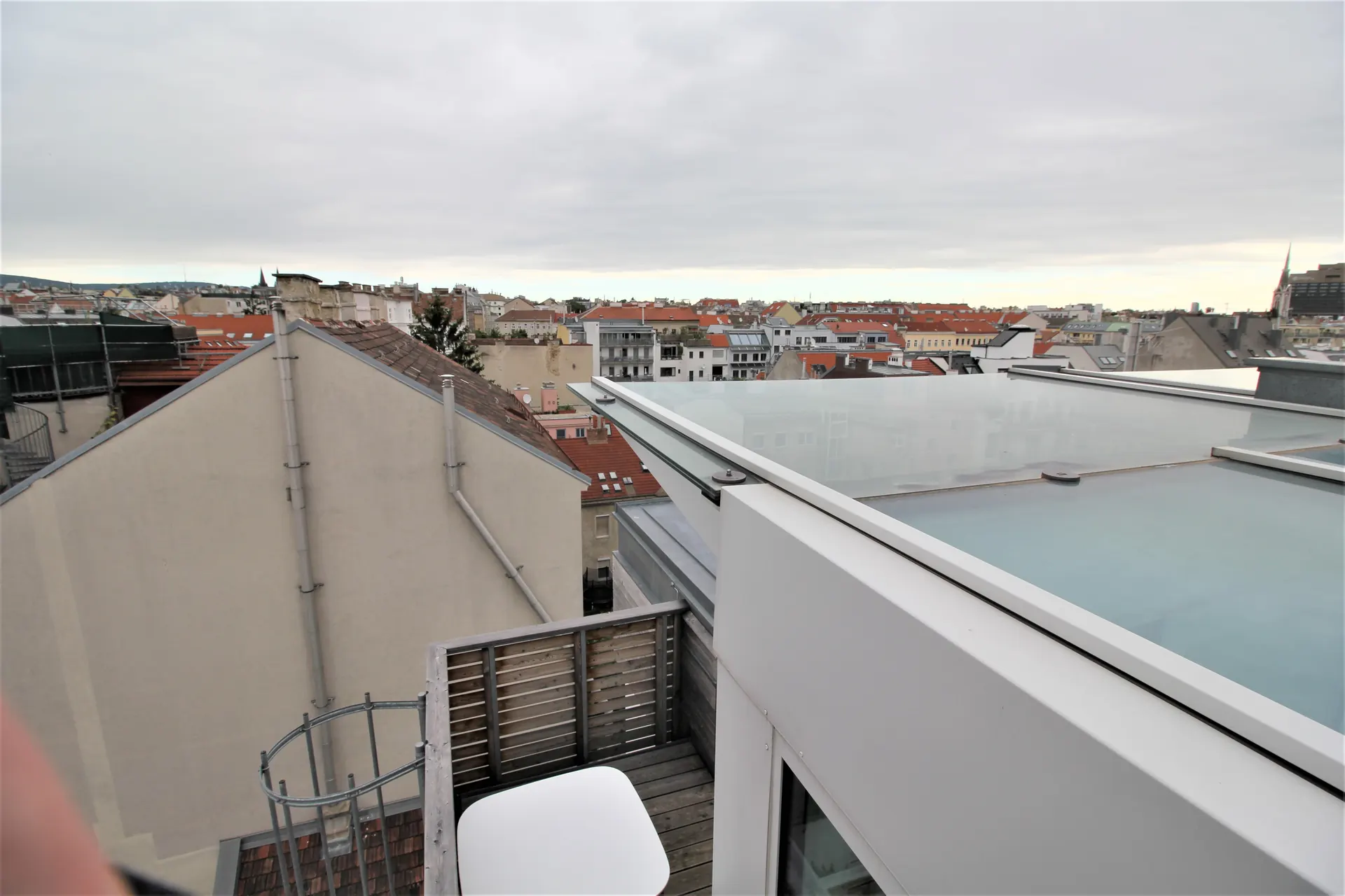 Dachgeschoss Wien Dachterrasse geländer – Immobilienmakler Wien | IZY Immobilien Dachgeschoss Wien Dachterrasse geländer – Immobilienmakler Wien | IZY Immobilien