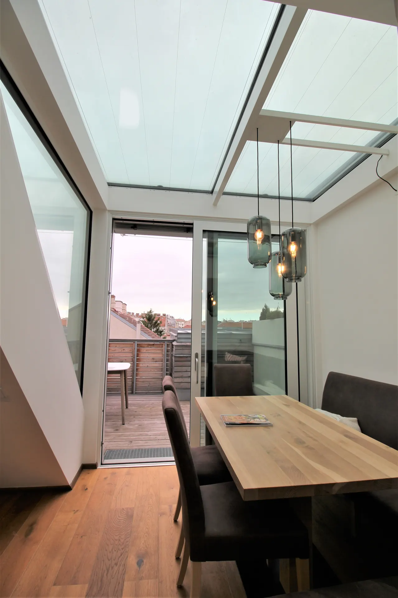 Dachgeschoss Wien esstisch Glasdach – Immobilienmakler Wien | IZY Immobilien Dachgeschoss Wien esstisch Glasdach – Immobilienmakler Wien | IZY Immobilien