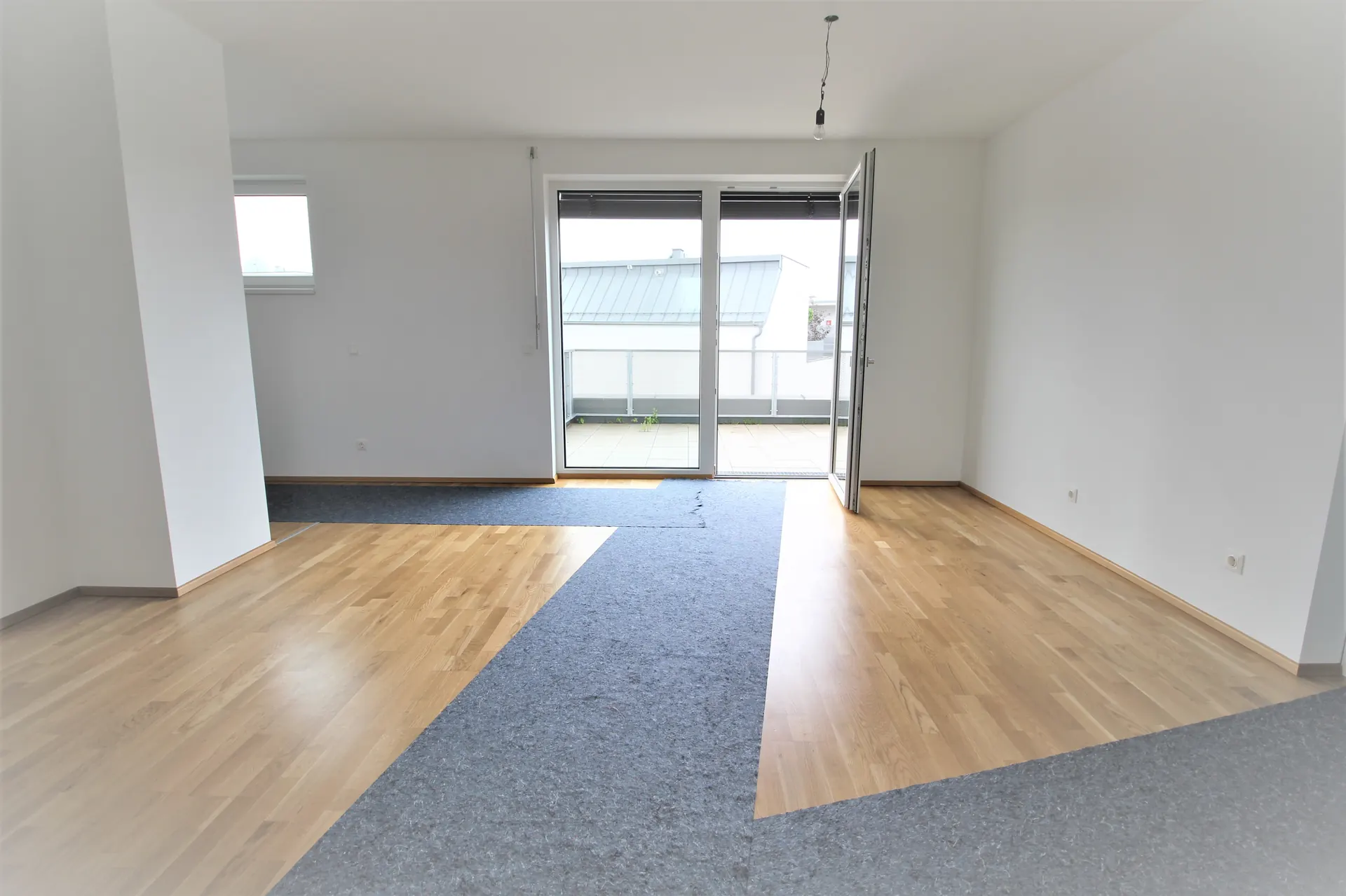 Penthouse Wien Zimmer leer fenster – Immobilienmakler Wien | IZY Immobilien