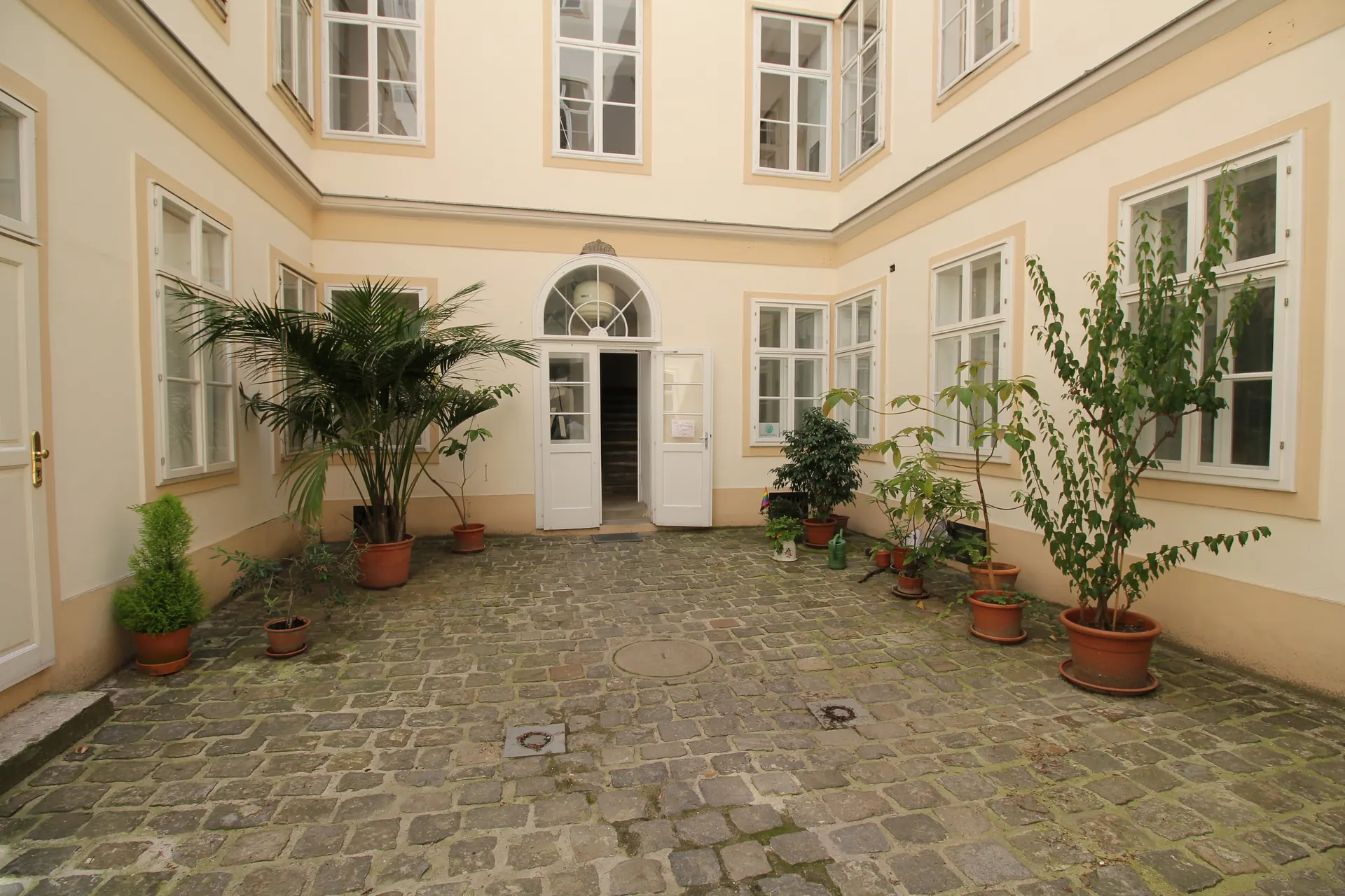 Altbau Wien Innenhof Palais – Immobilienmakler Wien | IZY Immobilien Altbau Wien Innenhof Palais – Immobilienmakler Wien | IZY Immobilien