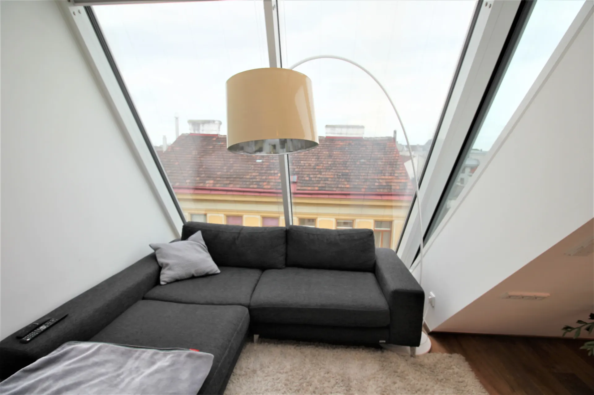 Dachgeschoss Wien Wohnzimmer couch – Immobilienmakler Wien | IZY Immobilien Dachgeschoss Wien Wohnzimmer couch – Immobilienmakler Wien | IZY Immobilien