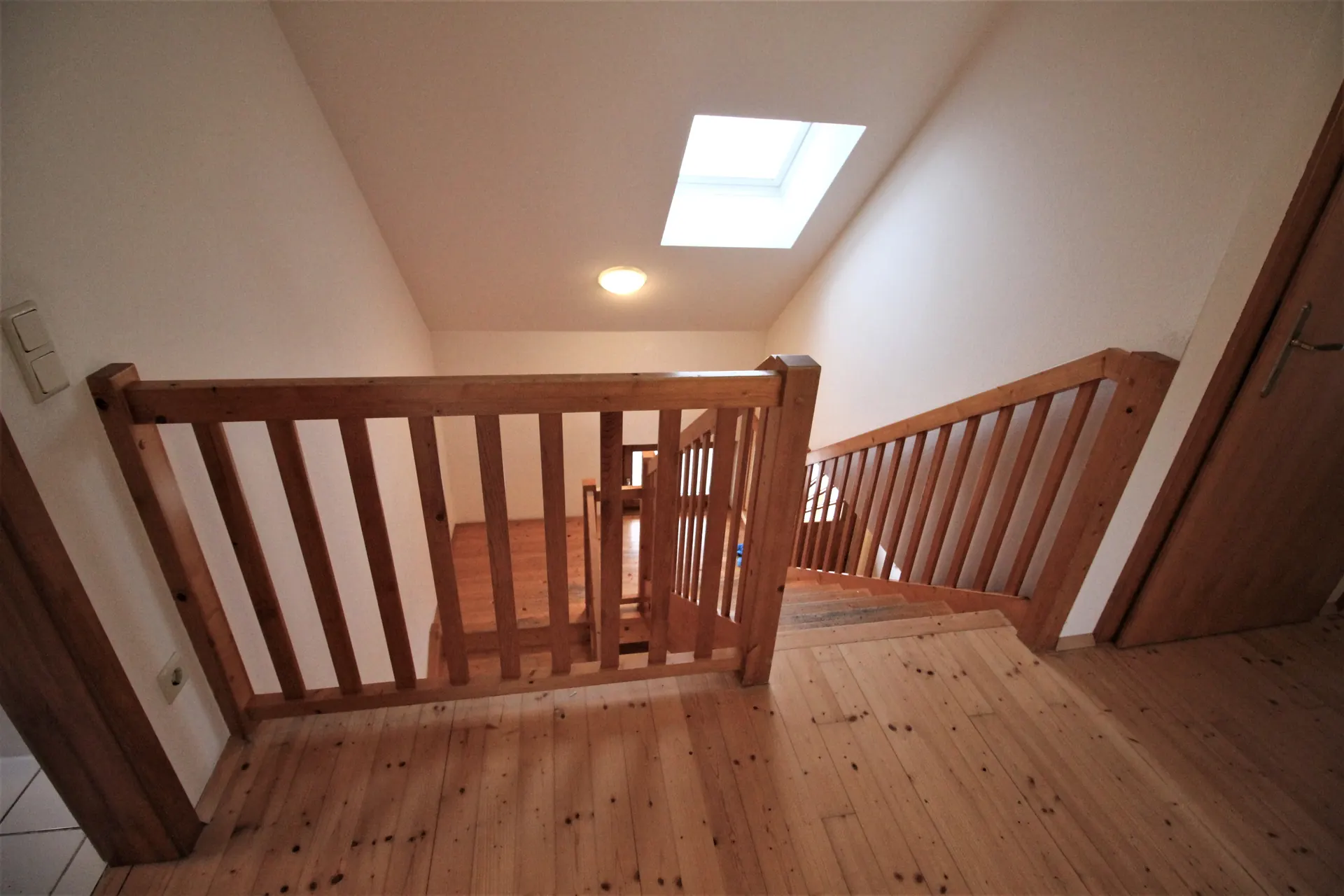 Haus Wien treppenaufgang holz – Immobilienmakler Wien | IZY Immobilien Haus Wien treppenaufgang holz – Immobilienmakler Wien | IZY Immobilien