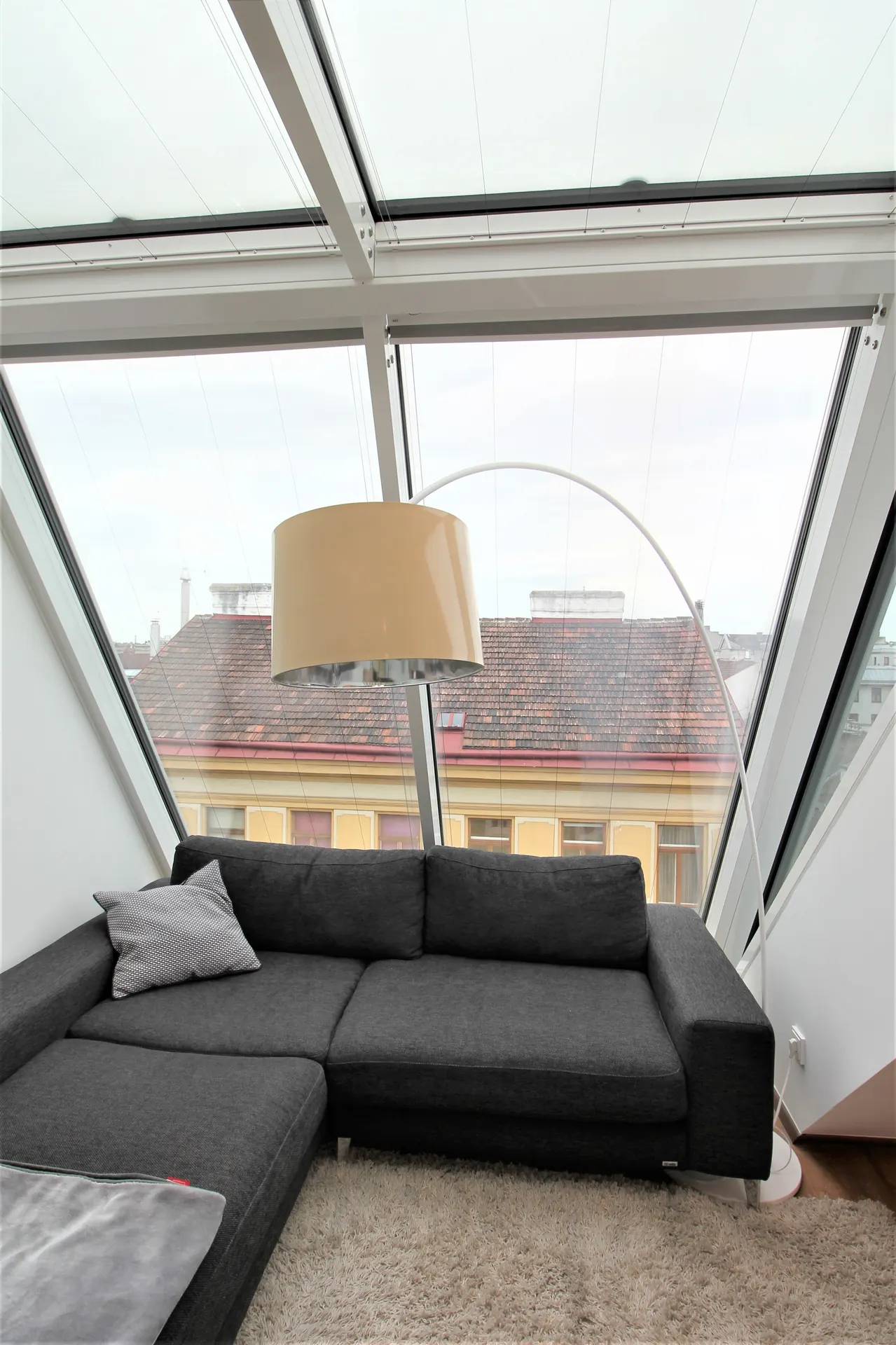 Dachgeschoss Wien Wohnzimmer Glasdach – Immobilienmakler Wien | IZY Immobilien Dachgeschoss Wien Wohnzimmer Glasdach – Immobilienmakler Wien | IZY Immobilien