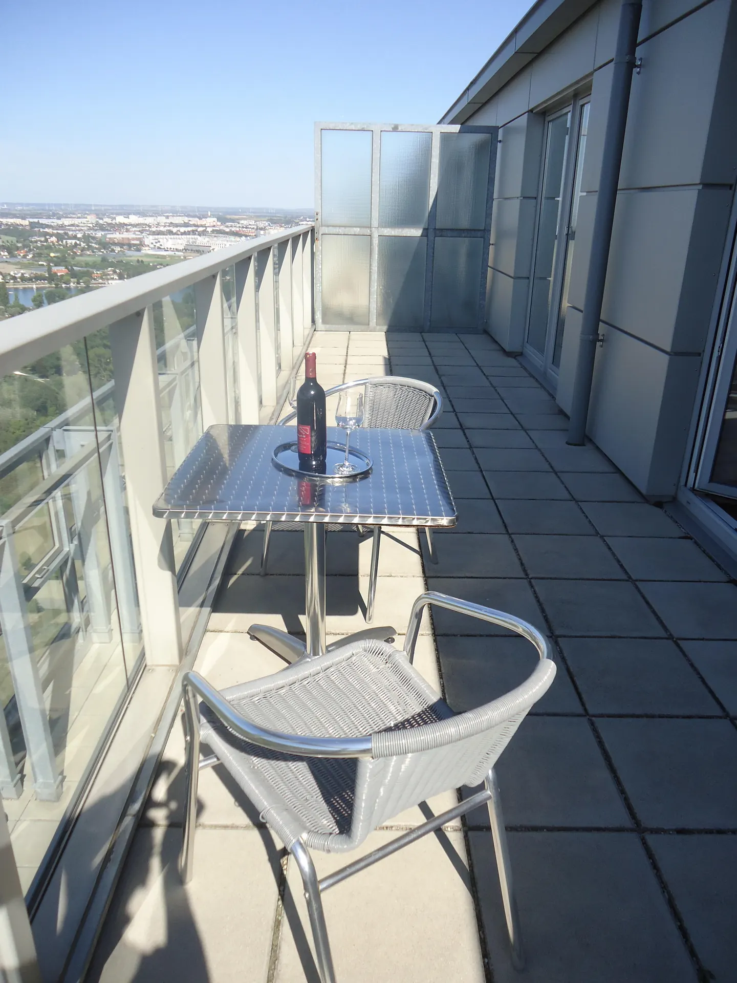 Balkon Wien Terrasse tisch – Immobilienmakler Wien | IZY Immobilien Balkon Wien Terrasse tisch – Immobilienmakler Wien | IZY Immobilien