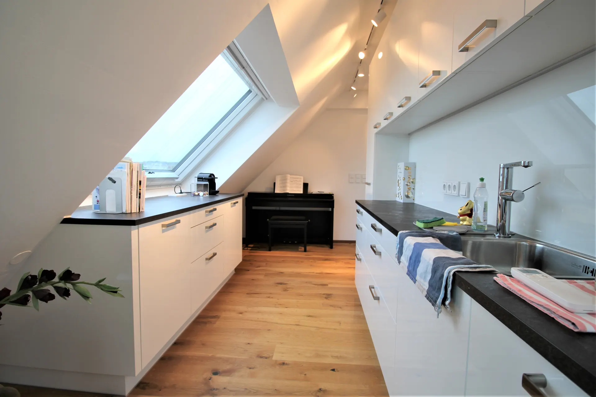 Dachgeschoss Wien Küche offen – Immobilienmakler Wien | IZY Immobilien