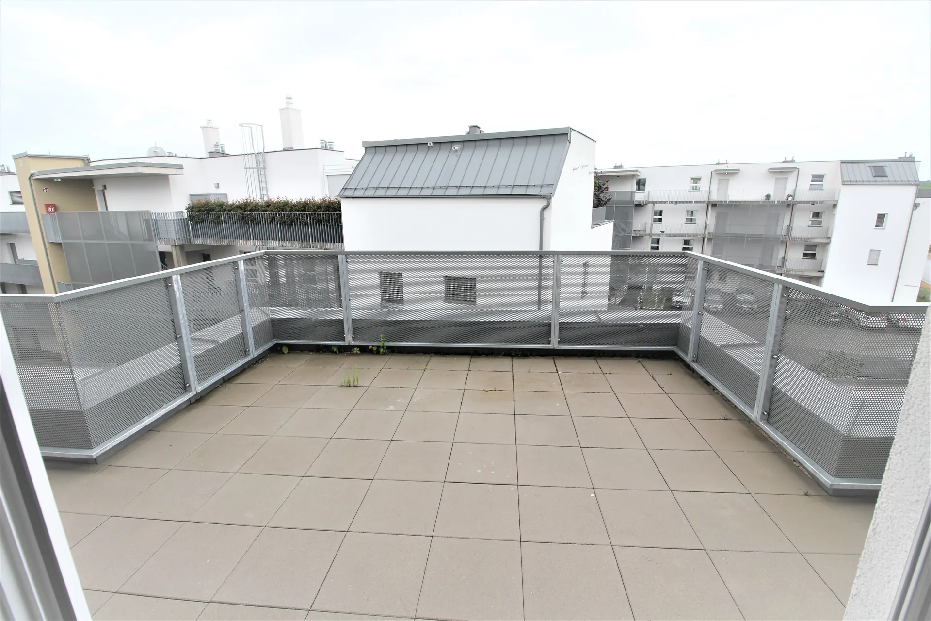 Penthouse Wien Dachterrasse fliesen – Immobilienmakler Wien | IZY Immobilien