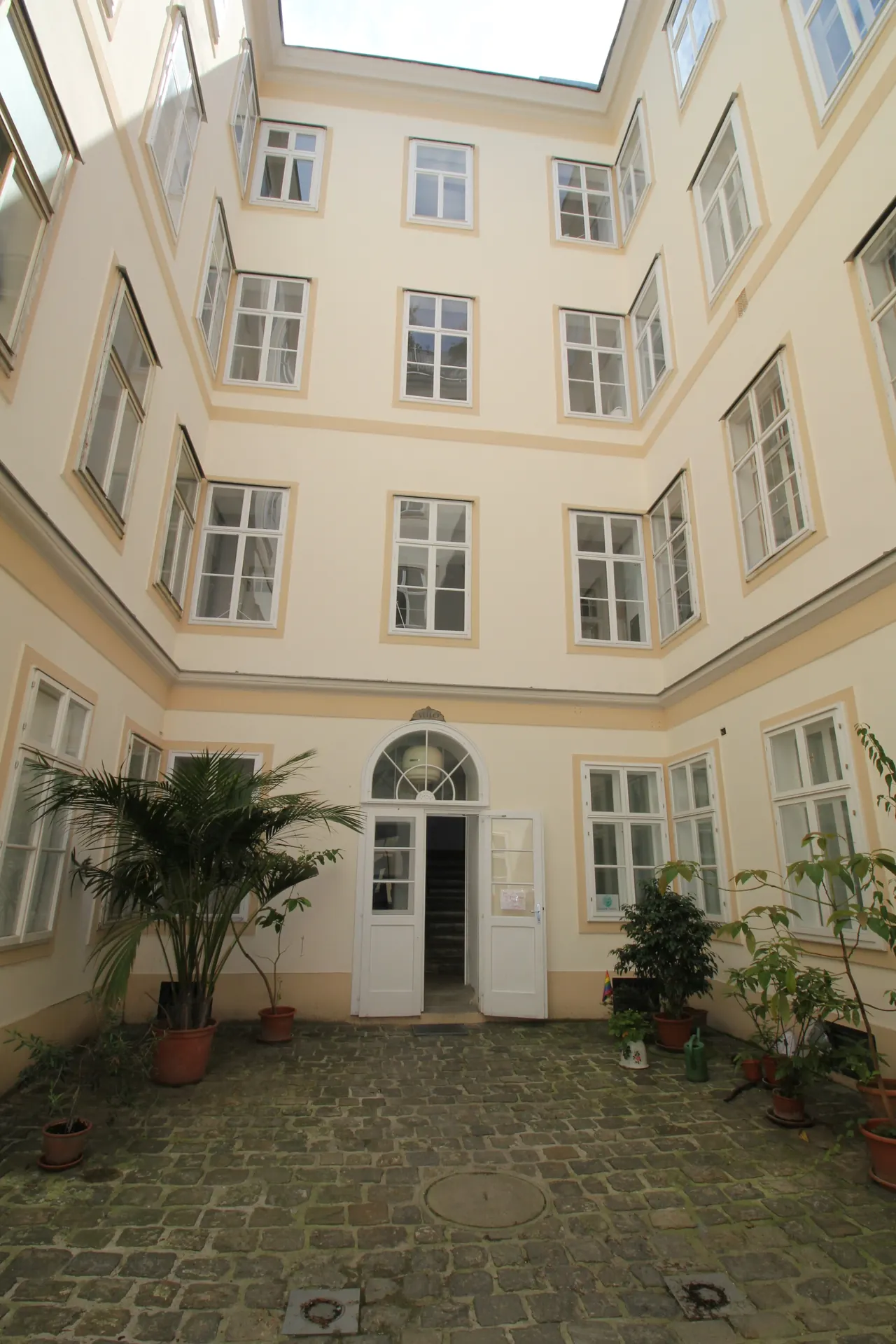 Altbau Wien Innenhof Fassade – Immobilienmakler Wien | IZY Immobilien Altbau Wien Innenhof Fassade – Immobilienmakler Wien | IZY Immobilien