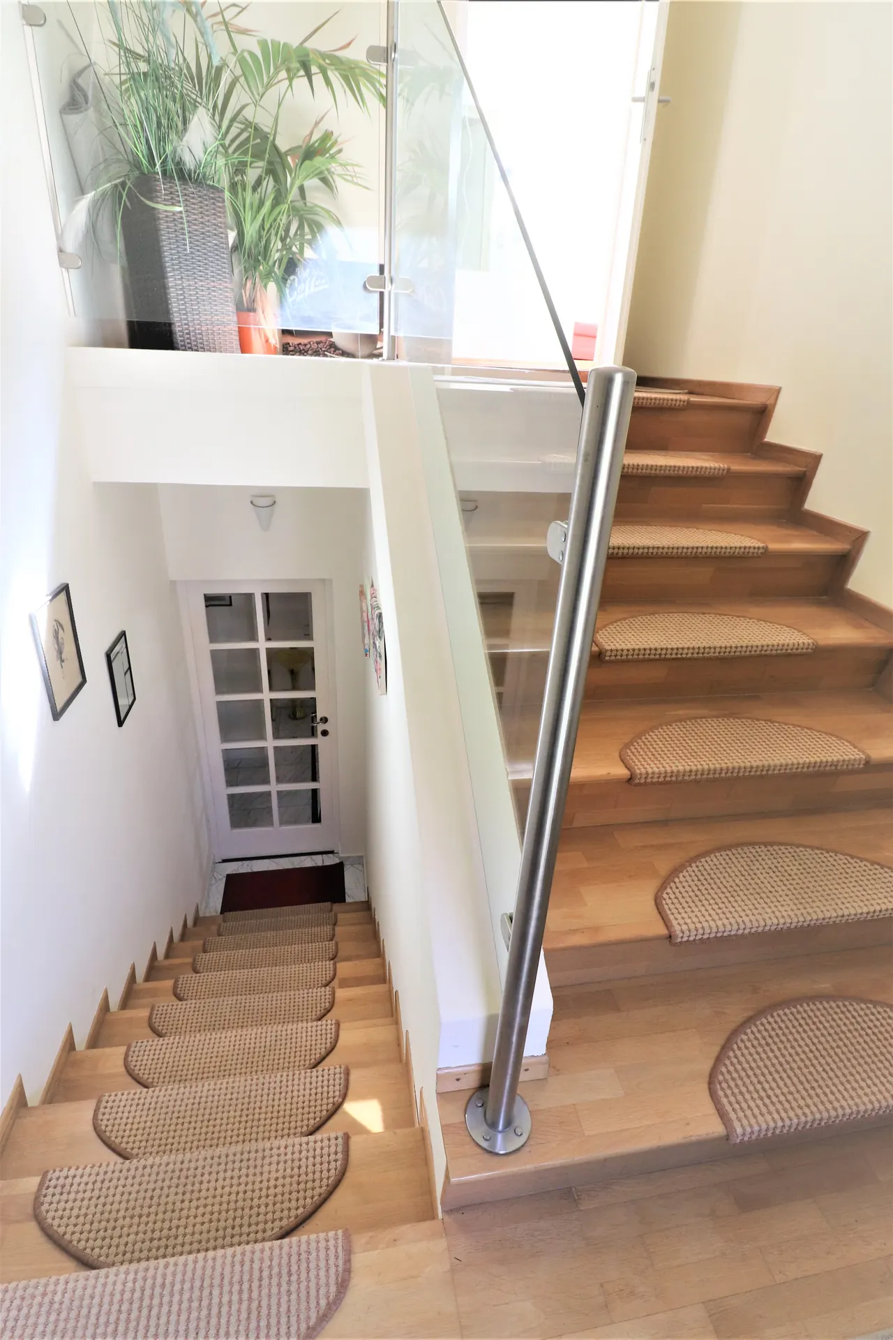 Haus Wien treppenaufgang holz detail – Immobilienmakler Wien | IZY Immobilien Haus Wien treppenaufgang holz detail – Immobilienmakler Wien | IZY Immobilien