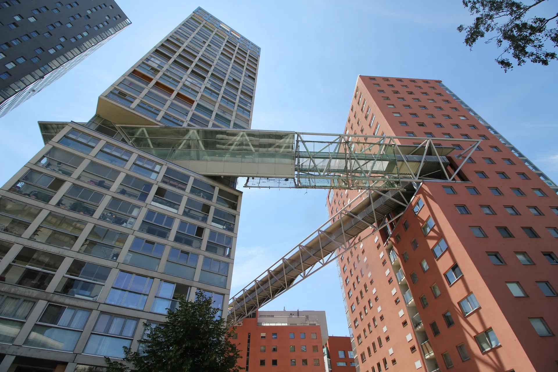 Wien Neubau Hochhaus Pool – Immobilienmakler Wien | IZY Immobilien