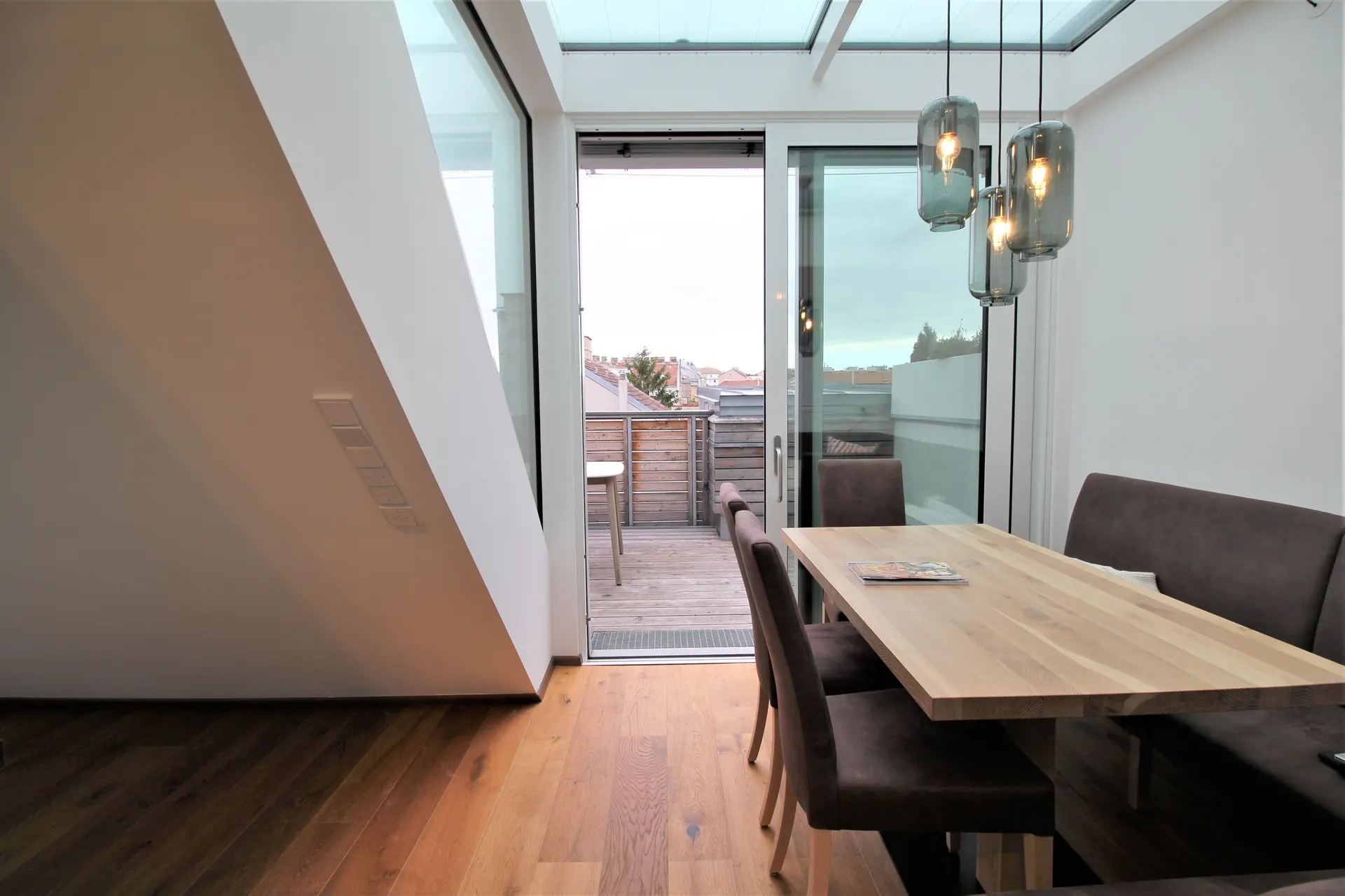 Dachgeschoss Wien Wohnbereich Glasdach – Immobilienmakler Wien | IZY Immobilien Dachgeschoss Wien Wohnbereich Glasdach – Immobilienmakler Wien | IZY Immobilien